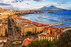 Il panorama dalla collina di Posillipo: il golfo di Napoli e la sagoma inconfondibile del Vesuvio