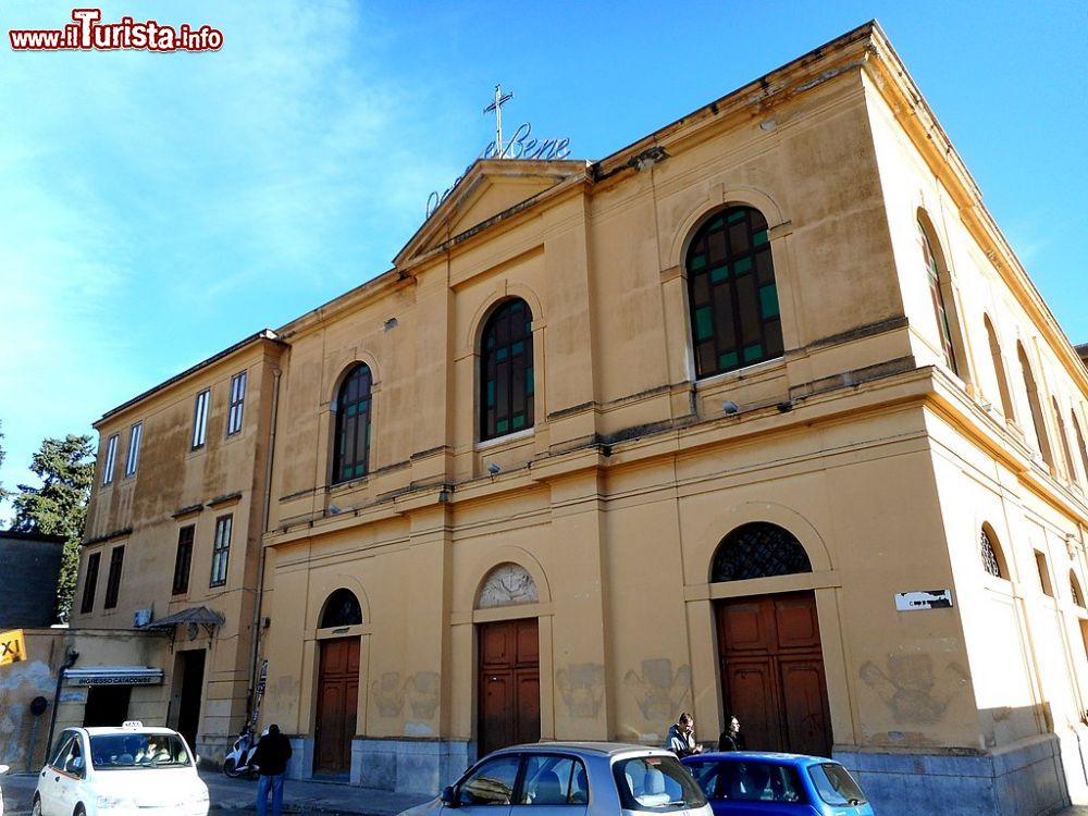 Immagine Esterno della Chiesa dei Cappuccini a Palermo. Fanno parte del complesso le celebri e macabre Catacombe Stendhal55 - Opera propria, CC BY-SA 4.0, Collegamento