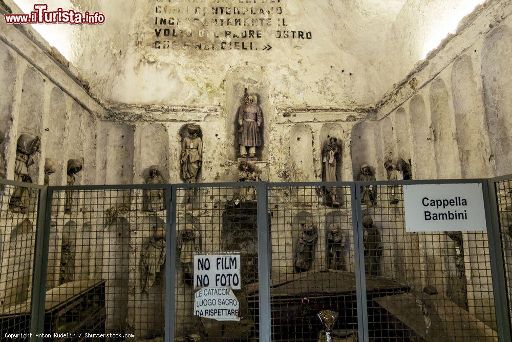Immagine La cappella dei bambini nelle catacombe dei Cappuccini a Palermo - © Anton Kudelin / Shutterstock.com