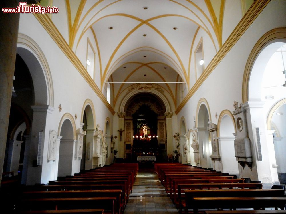 Immagine La navata  centrale della Chiesa dei Cappuccini a Palermo