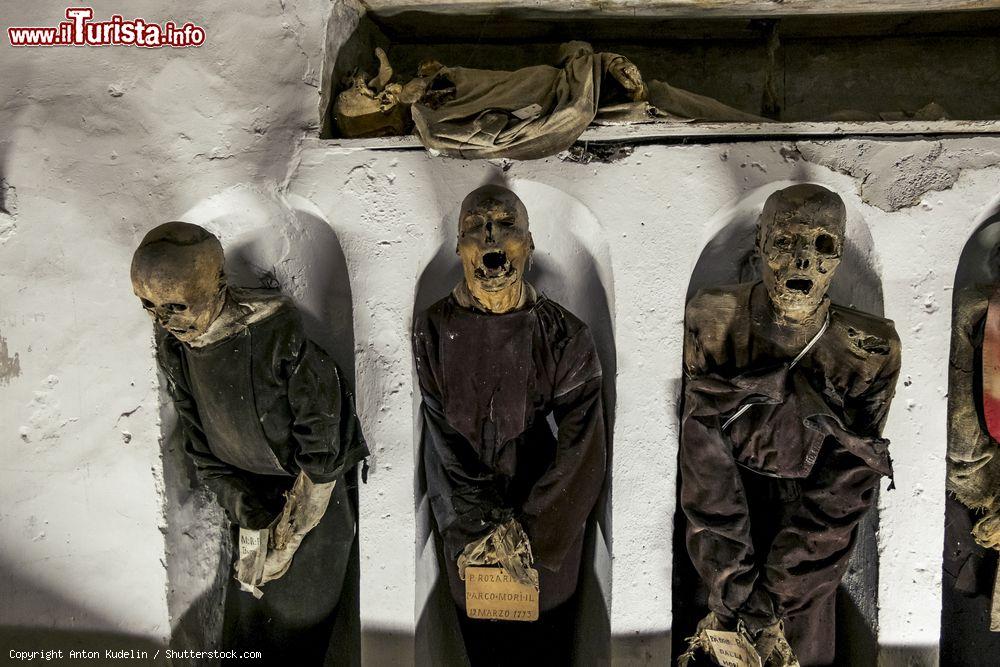 Immagine Turismo macabro a Palermo: i corpi mummificati nelle catacombe dei Cappuccini - © Anton Kudelin / Shutterstock.com