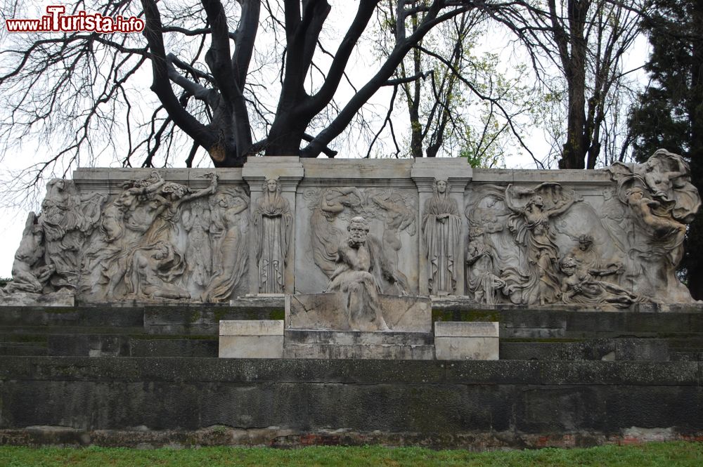 Immagine Il Monumento Carducci in marmo di Carrara, opera di Leonardo Bistolfi, raffigura nel centro il sommo poeta toscano