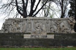 Il Monumento Carducci in marmo di Carrara, opera di Leonardo Bistolfi, raffigura nel centro il sommo poeta toscano