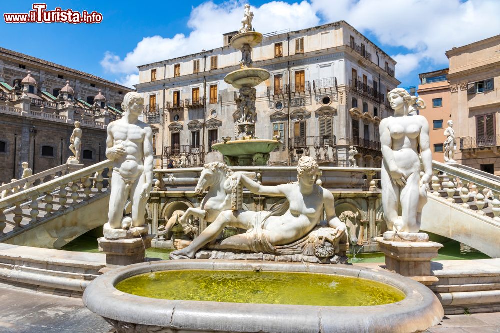 Immagine La Fontana di Piazza Pretoria a Palermo, pregevole opera rinascimentale di Francesco Camilliani