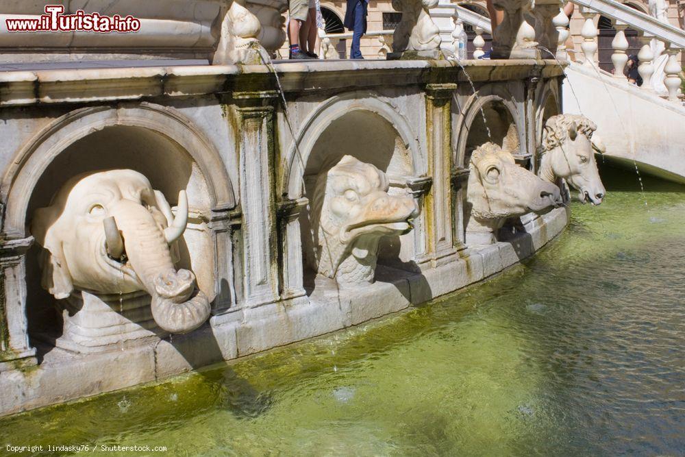 Immagine Un dettaglio delle teste di animali della Fontana Pretoria di Palermo in Sicilia - © lindasky76 / Shutterstock.com