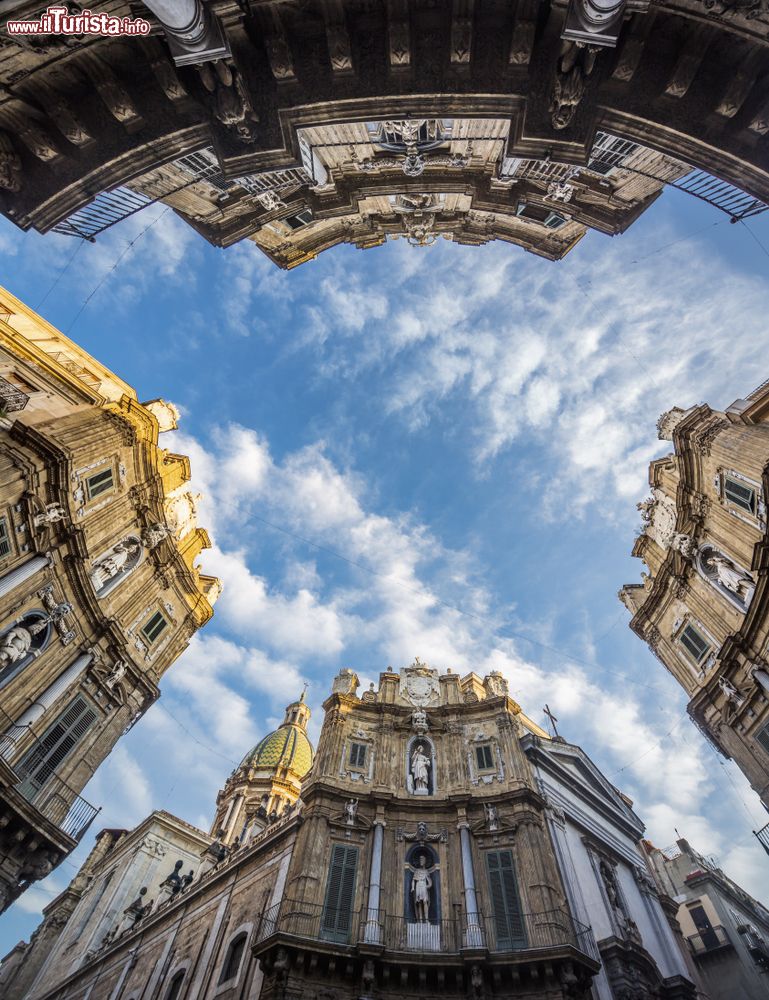 Immagine Piazza dei Quattro Canti, anche chiamata Piazza Villena oppure come Ottagono o Teatro del Sole