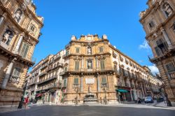 L'elegante Piazza dei Quattro Canti ovvero piazza Vigliena in centro a Palermo - © Valery Bareta / Shutterstock.com