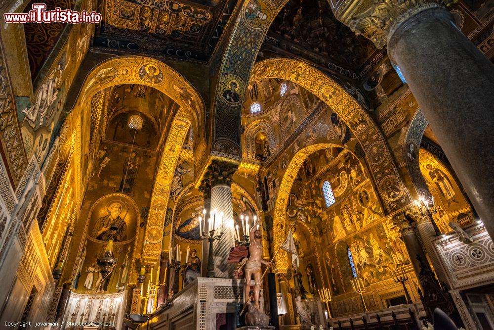 Immagine Il magico interno della Cappella Palatina di Palermo rivestito da preziosi mosaici - © javarman / Shutterstock.com