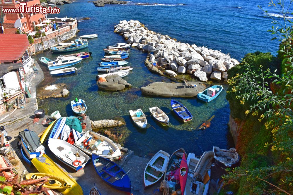 Immagine il porticciolo di Marechiaro a Napoli, siamo nel quartiere di Posillipo