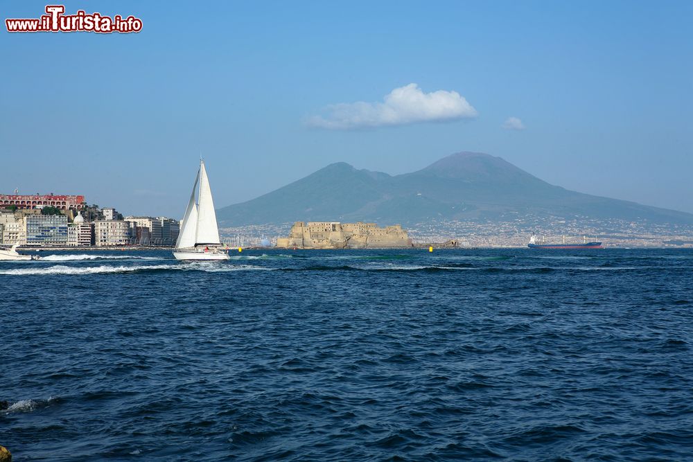 Immagine La celebre "finestrella di marechiaro", il Golfo di Napoli con il Vesuvio sullo sfondo