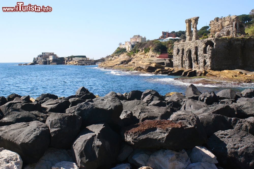 Immagine Le rovine della Villa degli Spiriti che rimani vicino a Marechiaro di Posillipo, borgo di pescatori a Napoli