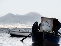 La Festa di Santa Maria del Faro a Marechiaro di Napoli si svolge ad Aprile - © Giorgio Caracciolo / Shutterstock.com