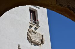 Marechiaro a Posillipo, Napoli: una targa commemora la canzone di Paolo Tosti ispirata al borgo marinaro - © forben / Shutterstock.com