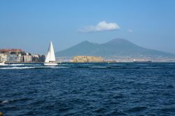 La celebre "finestrella di marechiaro", il Golfo di Napoli con il Vesuvio sullo sfondo