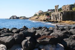 Le rovine della Villa degli Spiriti che rimani vicino a Marechiaro di Posillipo, borgo di pescatori a Napoli