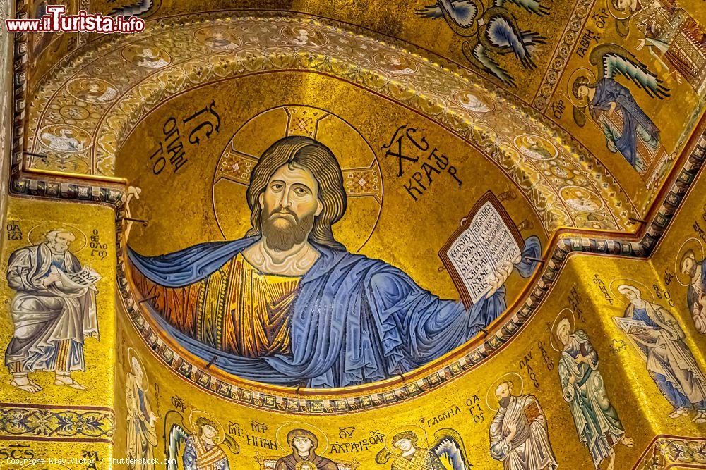 Immagine Gli spettacolari mosaici di Monreale in Sicilia, il grande Cristo Pantocratore su fondo dorato nell'abside del Duomo - © Kiev.Victor / Shutterstock.com