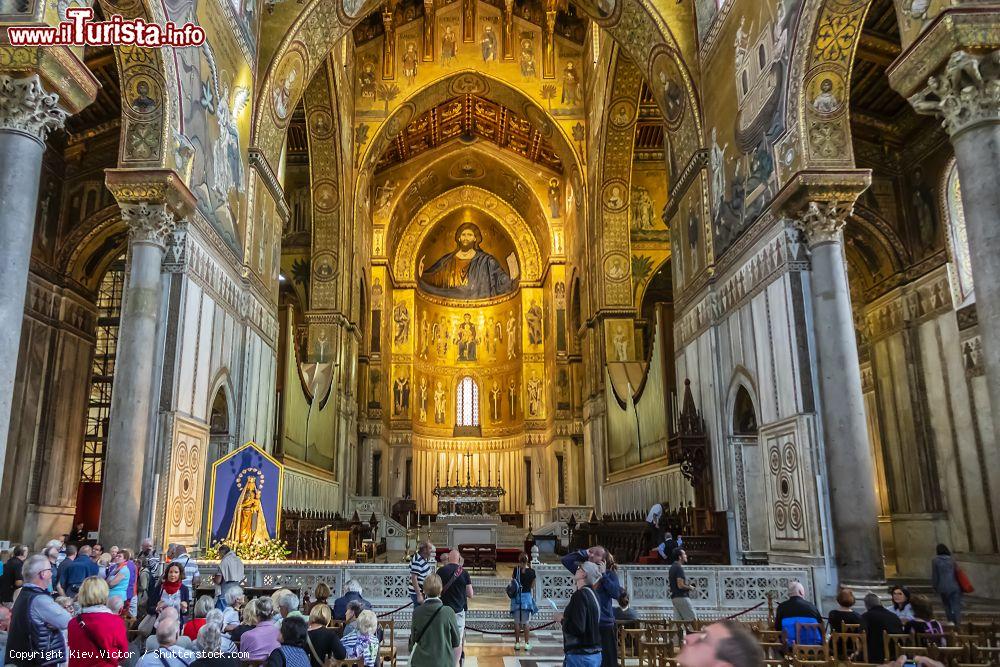 Immagine La navata centrale del Duomo di Monreale, cattedrale normanna tra le più famose chiese del mondo - © Kiev.Victor / Shutterstock.com