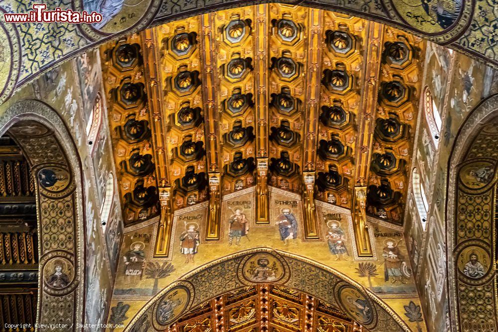 Immagine Particolare di un soffitto a cassettoni dentro al Duomo di Monreale, la magnifica chiesa alle porte di Palermo - © Kiev.Victor / Shutterstock.com