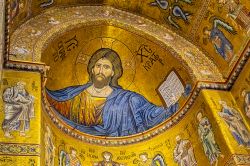 Gli spettacolari mosaici di Monreale in Sicilia, il grande Cristo Pantocratore su fondo dorato nell'abside del Duomo - © Kiev.Victor / Shutterstock.com