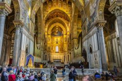 La navata centrale del Duomo di Monreale, cattedrale normanna tra le più famose chiese del mondo - © Kiev.Victor / Shutterstock.com