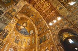 Sito UNESCO il Duomo di Monreale affascina con i suoi mosaici. - © Paolo Paradiso / Shutterstock.com