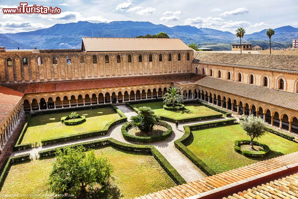 Immagine Vista dall'alto del grande chiostro di Monreale annesso al complesso del Duomo - © Kiev.Victor / Shutterstock.com