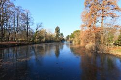 Il lago interno ai Giardini Margherita di Bologna fotografato in inverno