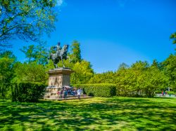 La statua di Re Vittorio Emanuele II a cavallo presso i GIardini Margherita di Bologna - © Luca Lorenzelli / Shutterstock.com