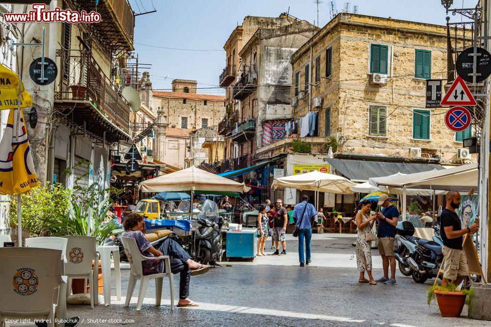 Immagine Passeggiata nel centro storico di Palermo tra le bancarlle del mercato di Ballarò - © Andrei Rybachuk / Shutterstock.com