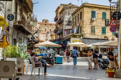 Passeggiata nel centro storico di Palermo tra le bancarlle del mercato di Ballarò - © Andrei Rybachuk / Shutterstock.com