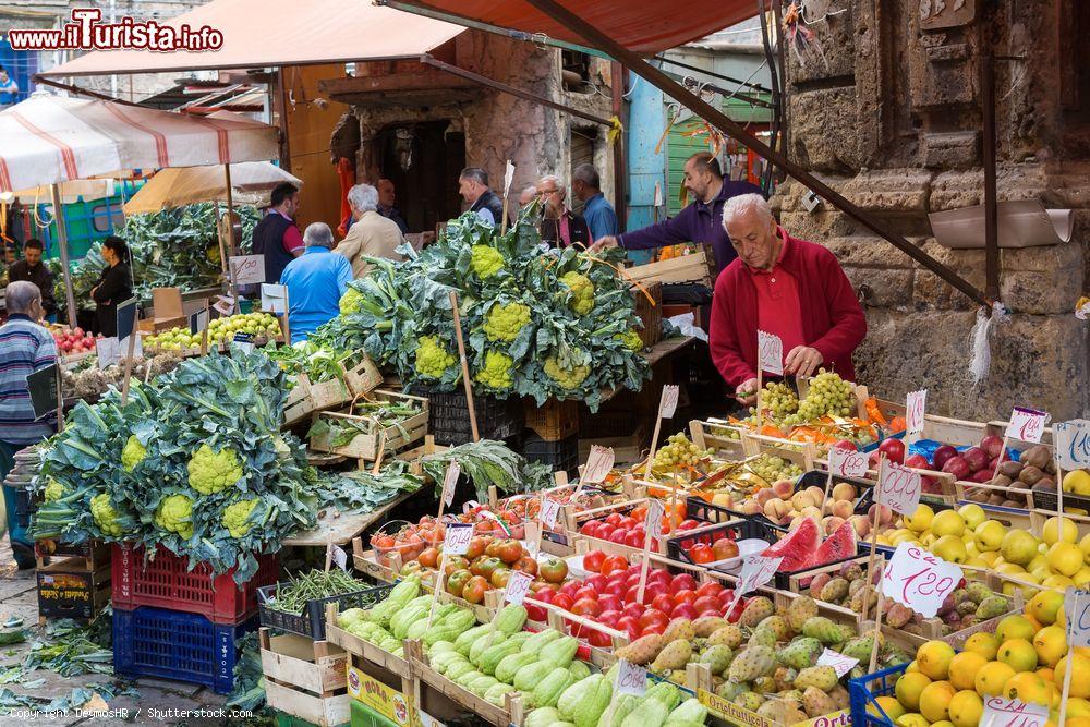 Immagine Il mercato rionale di Ballarò in centro a Palermo, Sicilia. - © DeymosHR / Shutterstock.com