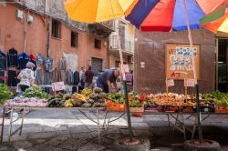 Frutta e verdura esposte nel mercato di Ballarò a Palermo, Sicilia - © Maria SaMu / Shutterstock.com