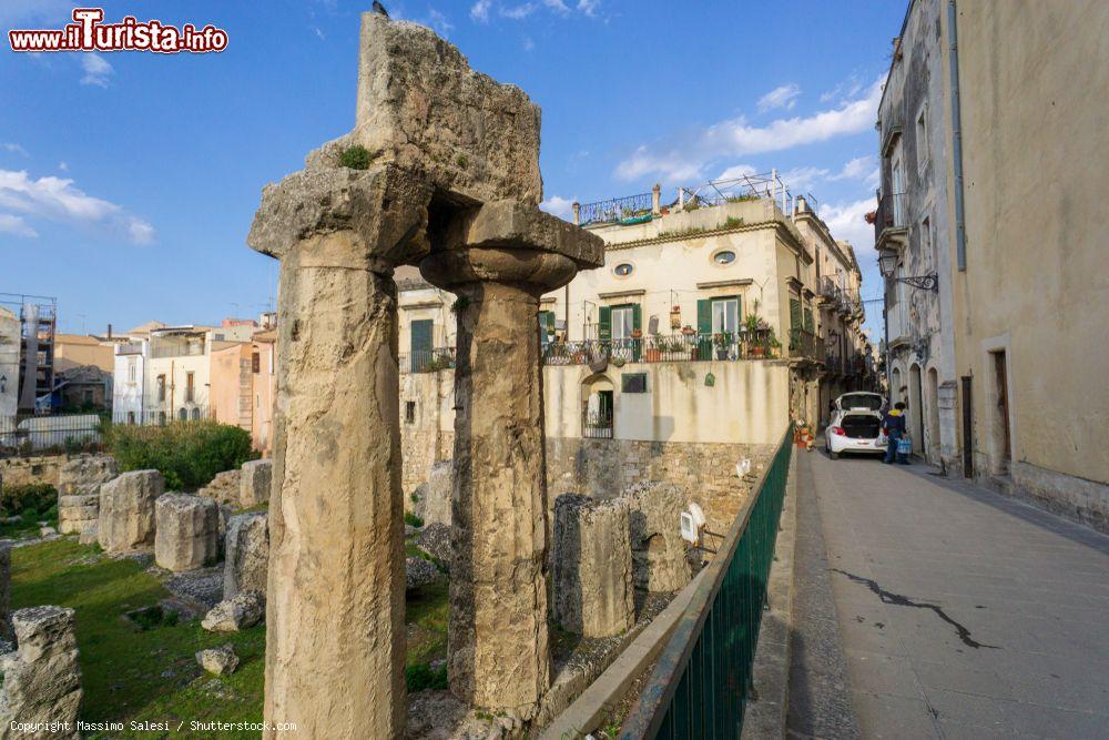 Immagine Due colonne greche di stile dorico al Tempio di Apollo di Siracusa, Isola di Ortigia - © Massimo Salesi / Shutterstock.com