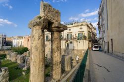 Due colonne greche di stile dorico al Tempio di Apollo di Siracusa, Isola di Ortigia - © Massimo Salesi / Shutterstock.com
