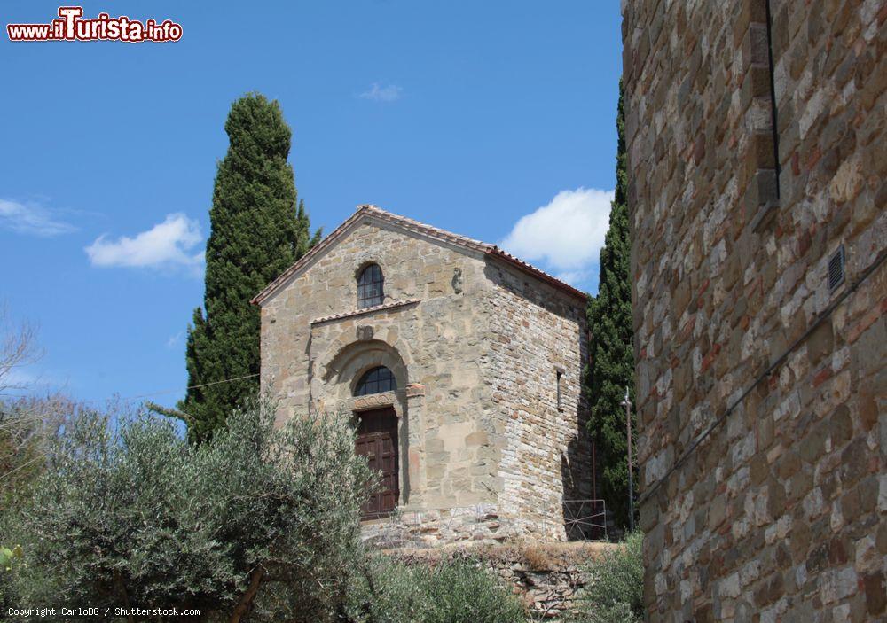 Immagine L'antica chiesa di San Salvatore sull'Isola Maggiore del Lago Trasimeno, Umbria - © CarloDG / Shutterstock.com