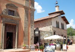 Passeggiata nel piccolo borgo dell'Isola Maggiore sul Lago Trasimeno, in Umbria - © CarloDG / Shutterstock.com