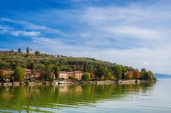 Veduta dal lago Trasimeno dell'Isola Maggiore in Umbria e la chiesa di San michele che domina il luogo