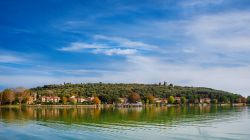 Vista d'insieme dell'Isola Maggiore, la seconda più grande del Lago Trasimeno in Umbria