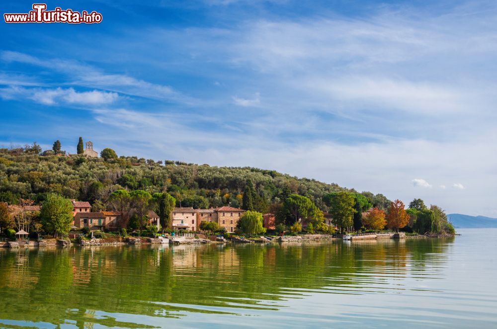 Immagine Veduta dal lago Trasimeno dell'Isola Maggiore in Umbria e la chiesa di San michele che domina il luogo