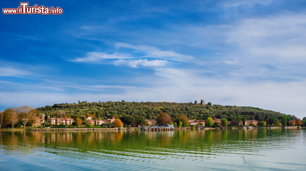 Immagine Vista d'insieme dell'Isola Maggiore, la seconda più grande del Lago Trasimeno in Umbria