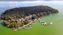 Vista aerea dell'Isola Maggiore del Lago Trasimeno in Umbria, provincia di Perugia