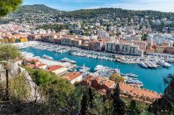 Il panorama della baia di Nizza fotografato dal Parco del Mont Boron in Costa Azzurra. - © Mickis-Fotowelt / Shutterstock.com