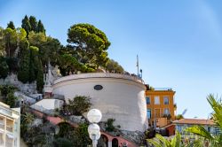 Un punto di osservazione del panorama della collina di Mont Boron appena sopra il centro storico di Nizza in Francia - © Mickis-Fotowelt / Shutterstock.com