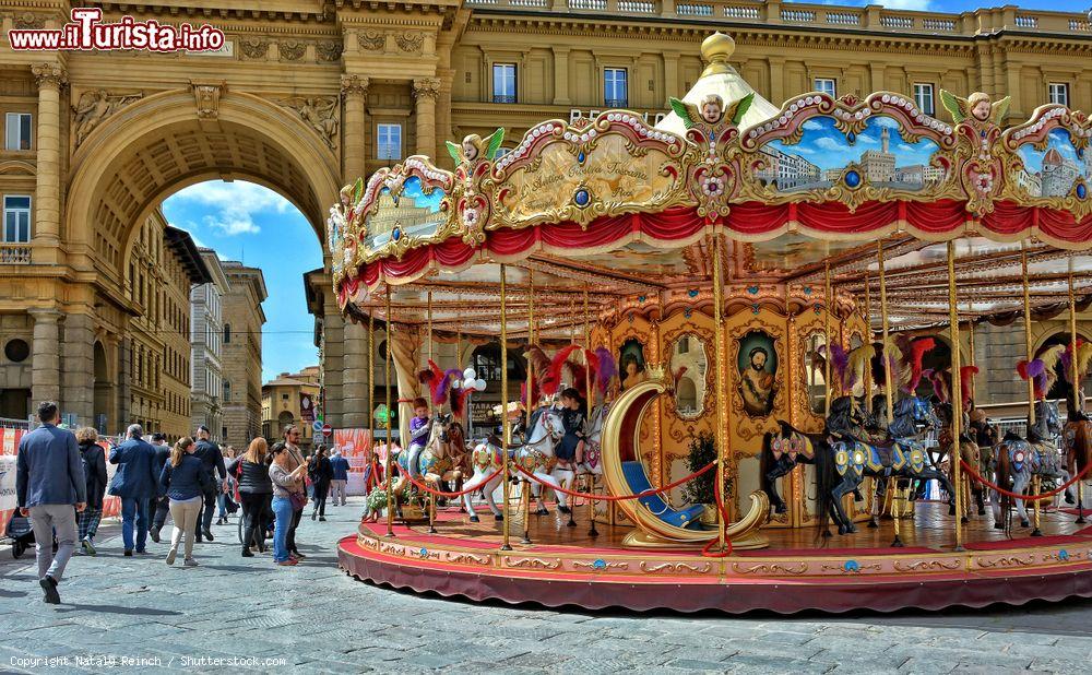 Immagine Antica giostra dentro al perimetro di Piazza della Repubblica a Firenze - © Nataly Reinch / Shutterstock.com