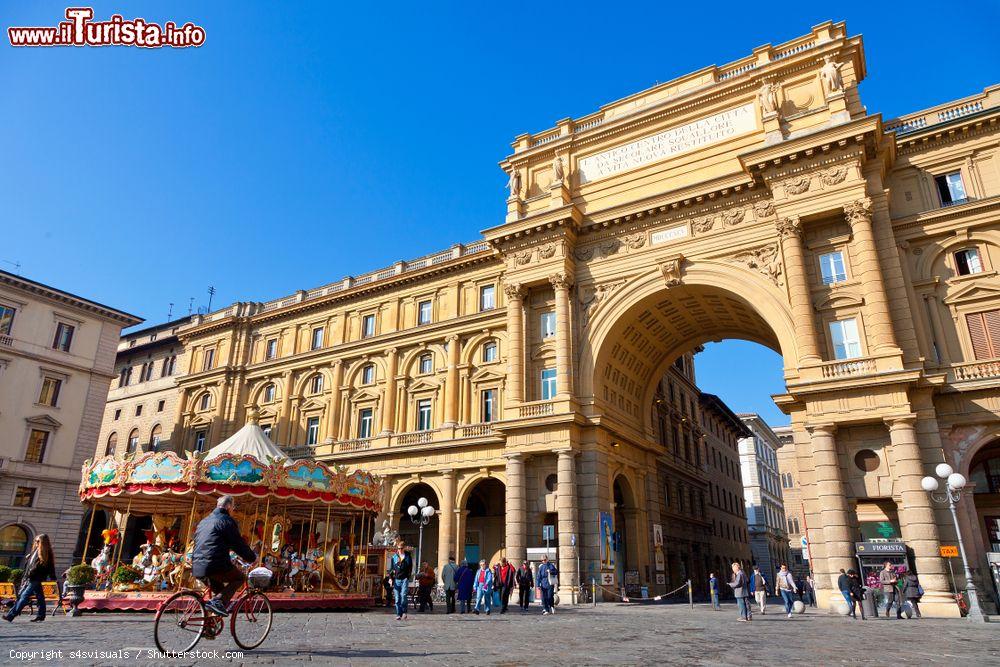 Immagine L'Arcone che domina il lato ovest di Piazza della Repubblica a Firenze - © s4svisuals / Shutterstock.com