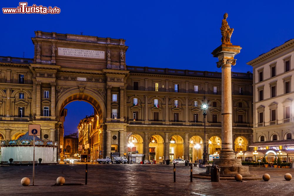 Immagine La colonna dell'Abbondanza fotografata prima dell'alba in Piazza della Repubblica a Firenze