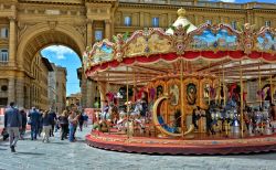 Antica giostra dentro al perimetro di Piazza della Repubblica a Firenze - © Nataly Reinch / Shutterstock.com