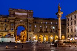 La colonna dell'Abbondanza fotografata prima dell'alba in Piazza della Repubblica a Firenze