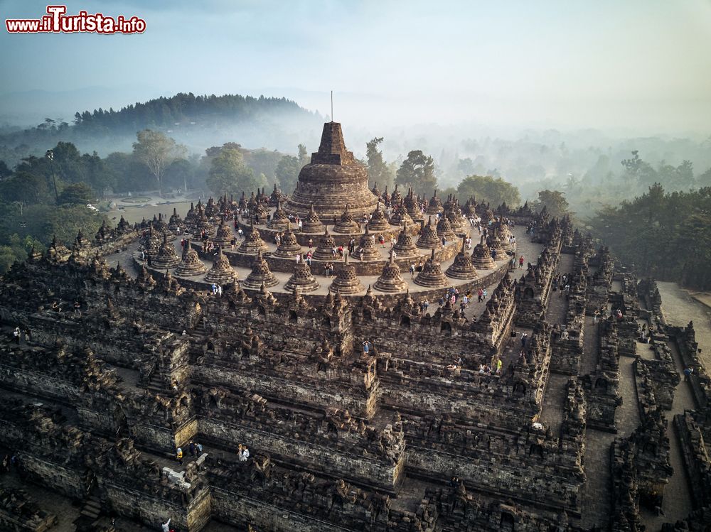 Immagine Borobudur in Indonesia, il più grande sito Buddista del mondo