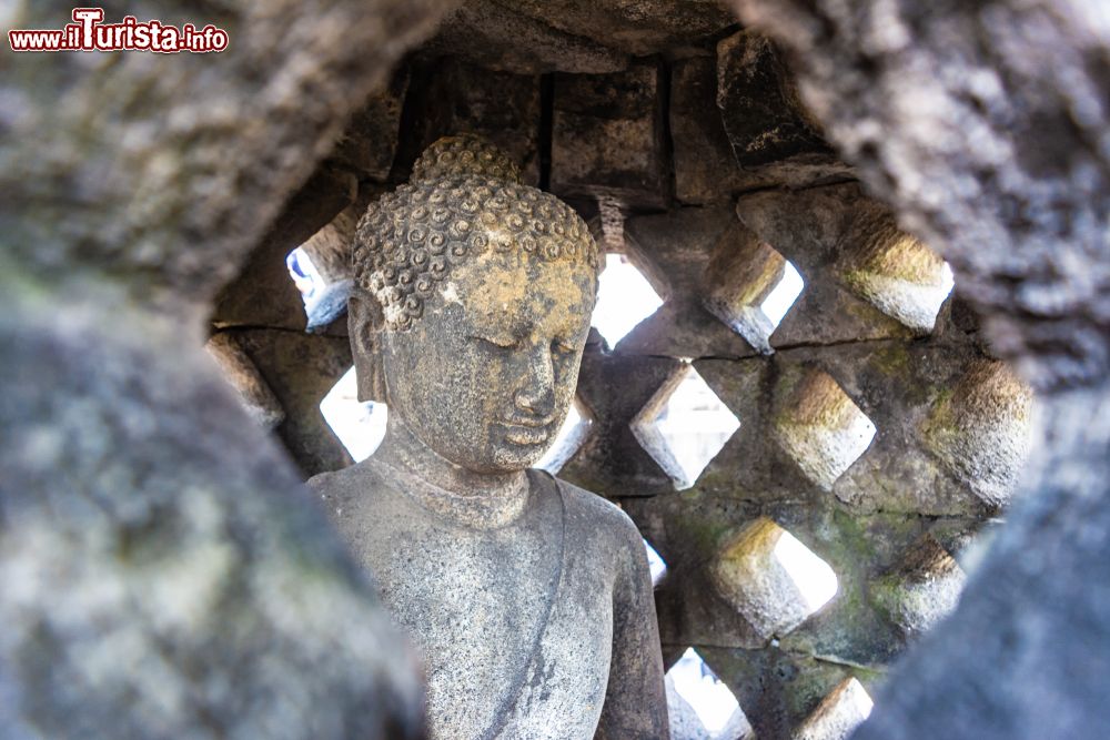 Immagine Dettaglio di una statua del Buddha all'interno di uno stupa al Borobudur Temple, Magelang, Indonesia. 